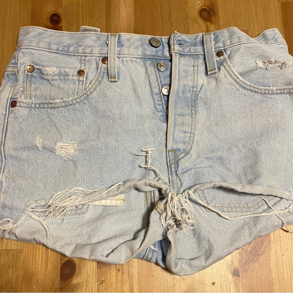 Levi’s women 501 original shorts, size 27
